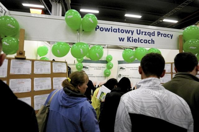 Urzędy Pracy nawet na targach zachęcają do uzyskania statusu bezrobotnego