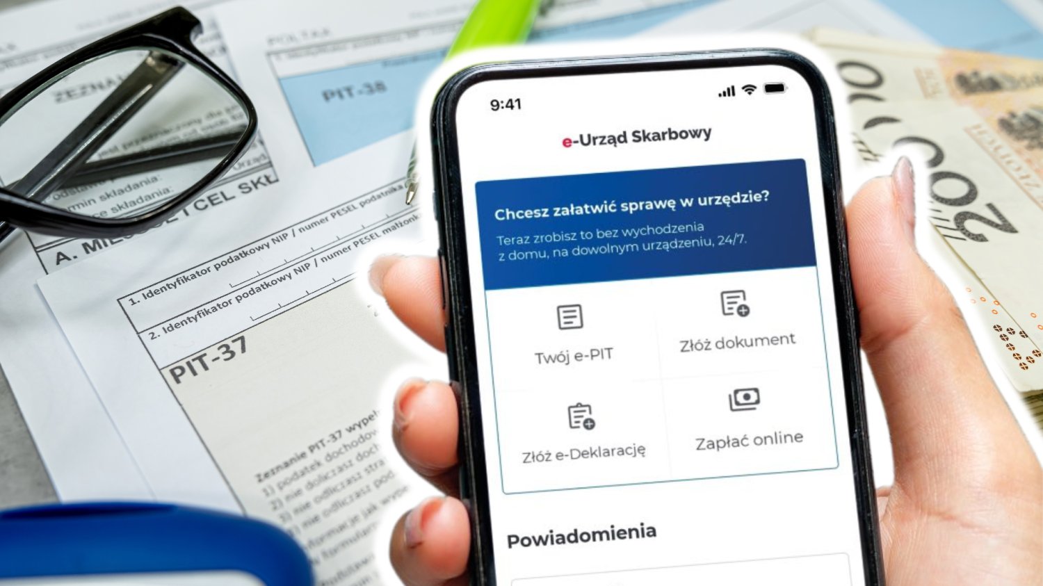 e-Urząd Skarbowy rozszerza usługi. Podatki ogarniesz szybciej niż kiedykolwiek Smartfon z aplikacją Urzędu Skarbowego. W tle PIT, okulary, pieniądze, kalkulator.