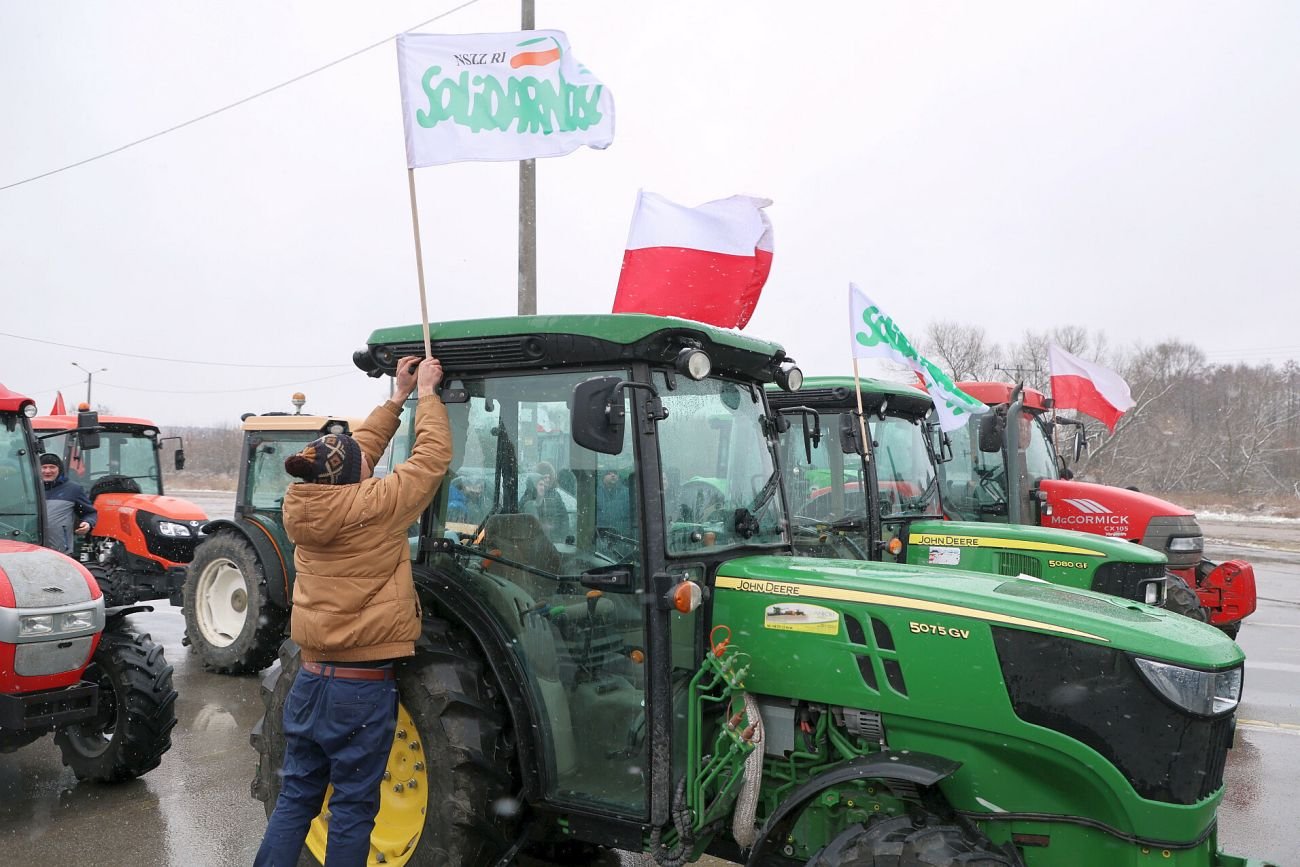 Protestujący rolnicy zablokowali ważne trasy i kilka miast. Na zdjęciu blokada w okolicach Grójca.