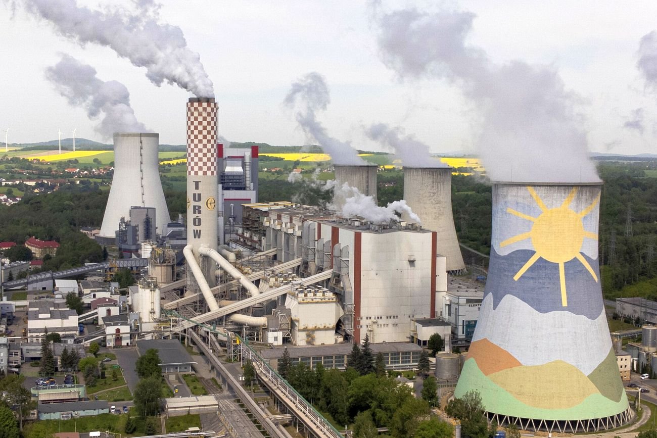 Elektrownia Turów, zasilania węglem brunatnym z położonej obok kopalni.
