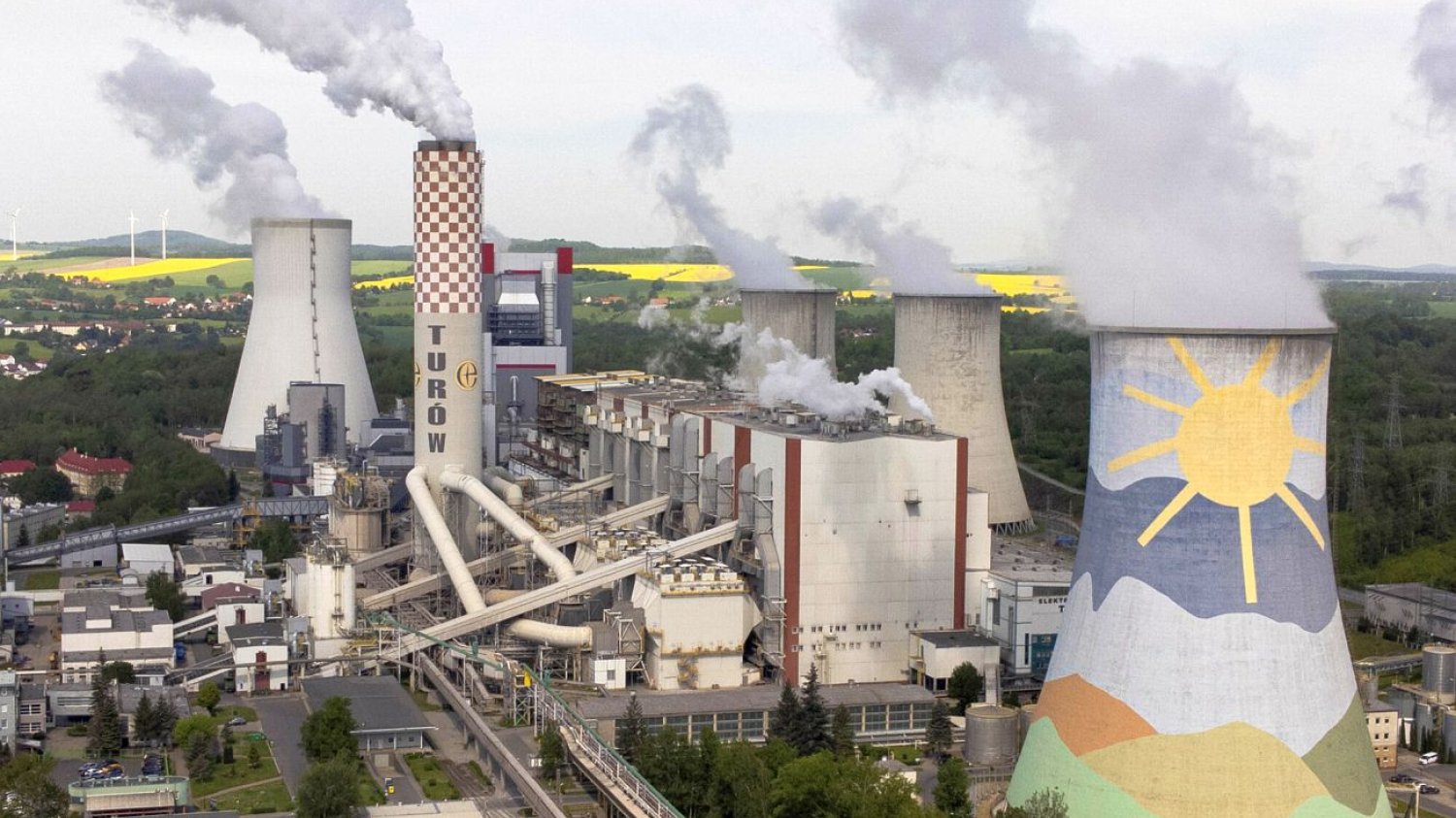 Elektrownia Turów, zasilania węglem brunatnym z położonej obok kopalni.