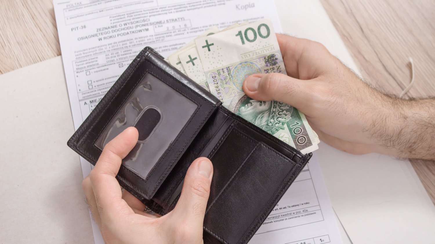 Minister finansów nowe "opłaty" nie nazywa podatkami. Jednak mimo różnych definicji, faktem pozostaje, że w naszych kieszeniach pieniędzy pozostanie mniej.