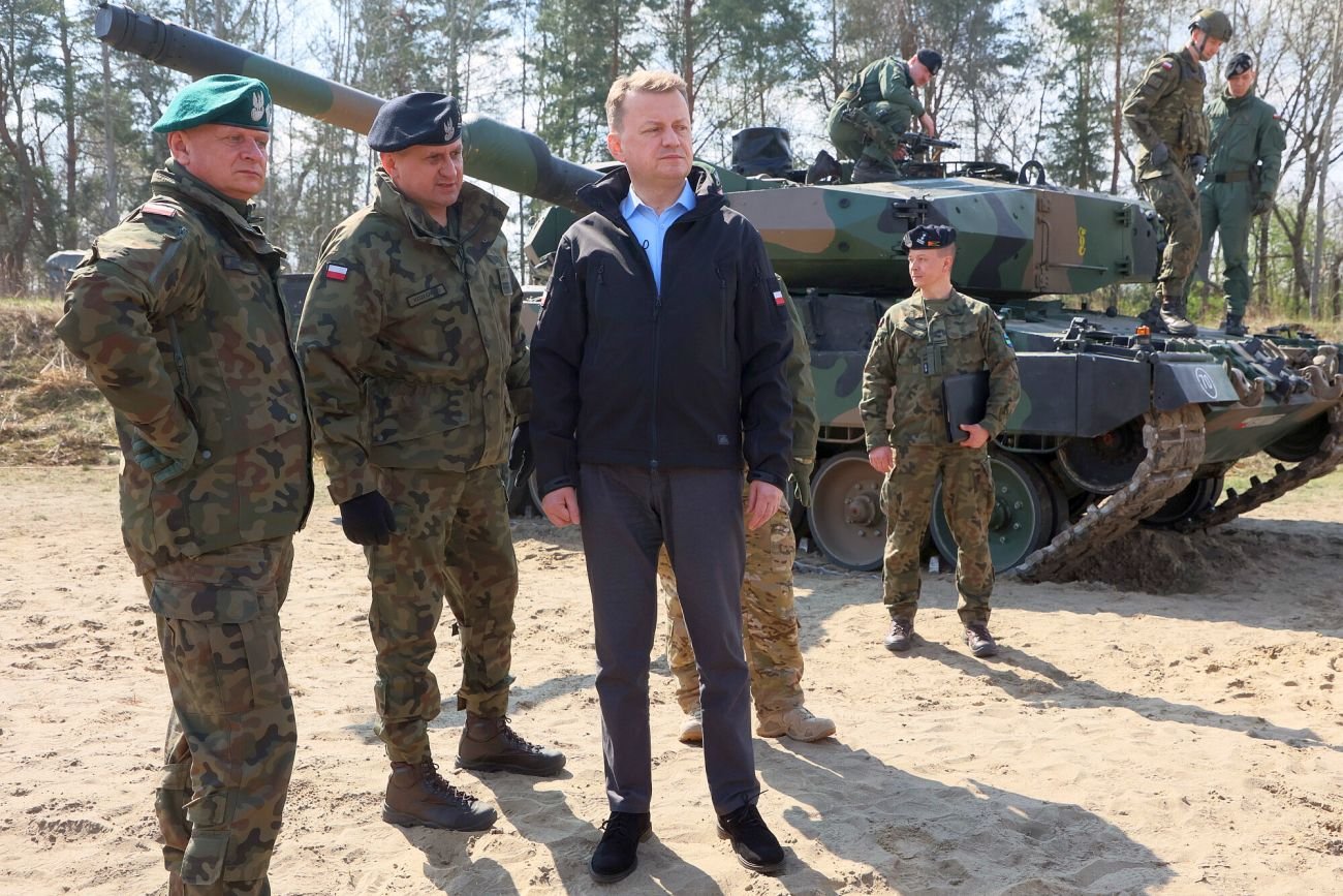 Minister Błaszczak chwali się zamówieniami na miliardy złotych. Ale nowych majtek dla żołnierzy nie potrafi kupić