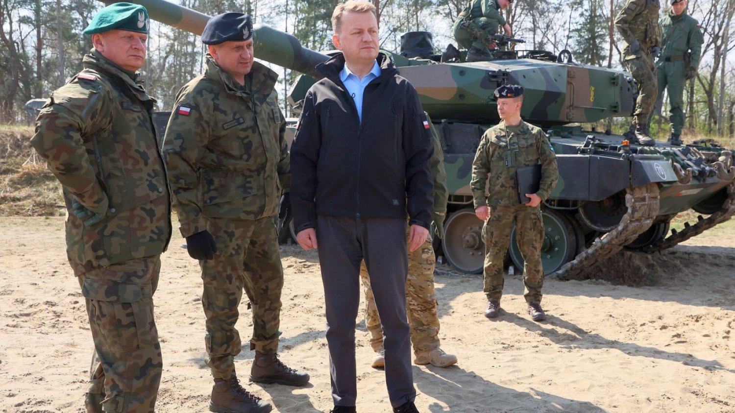 Minister Błaszczak chwali się zamówieniami na miliardy złotych. Ale nowych majtek dla żołnierzy nie potrafi kupić