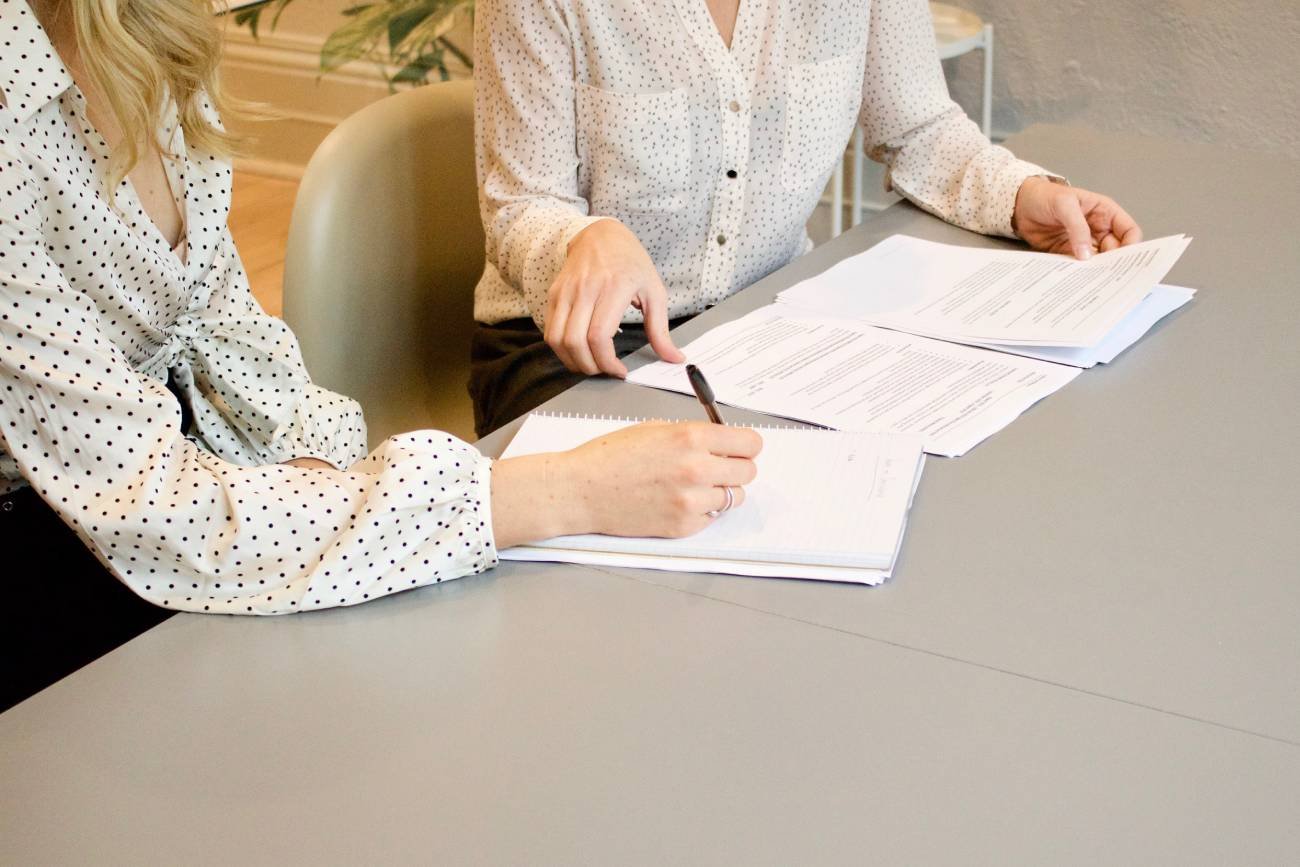 Dwie kobiety rozmawiające w biurze