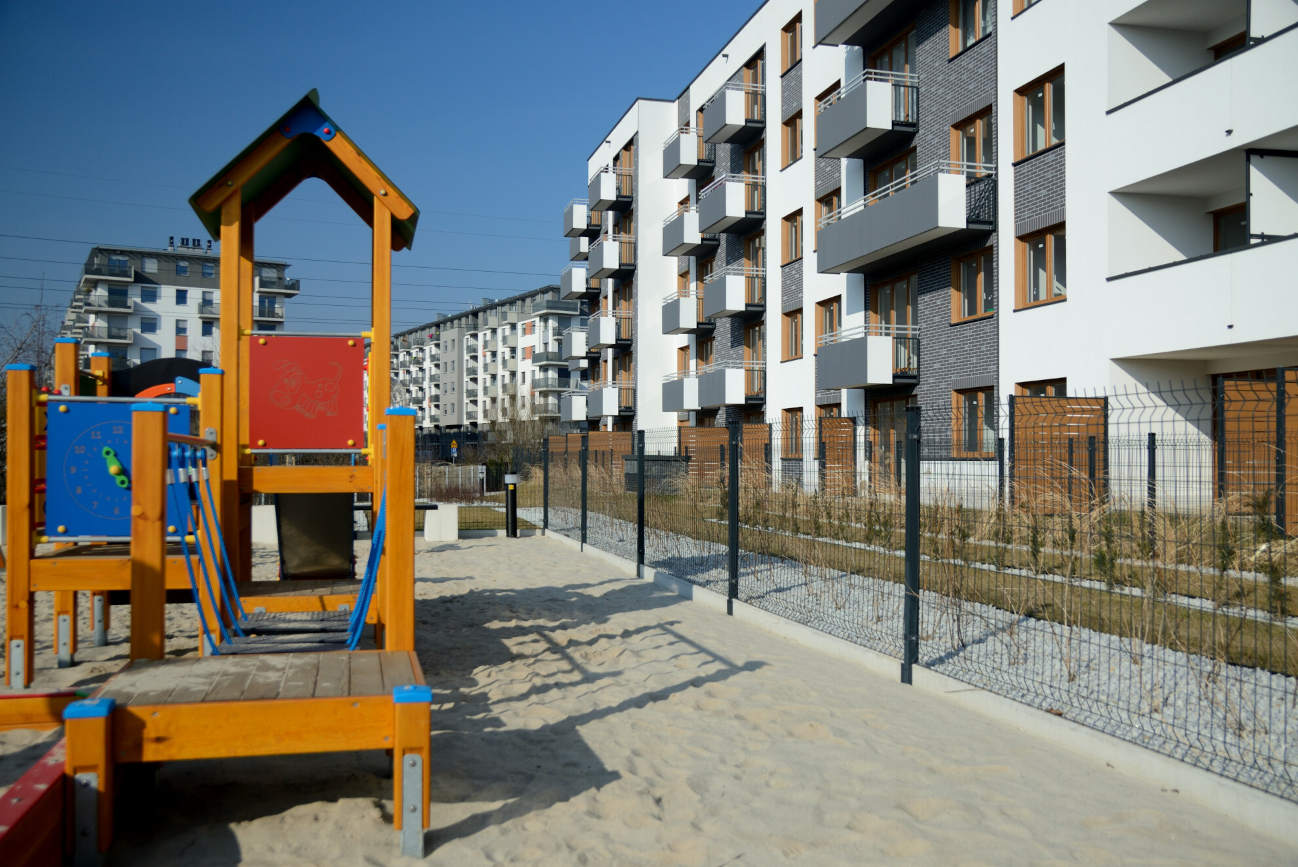 Deweloper wybudował mikroskopijny plac zabaw dla dzieci