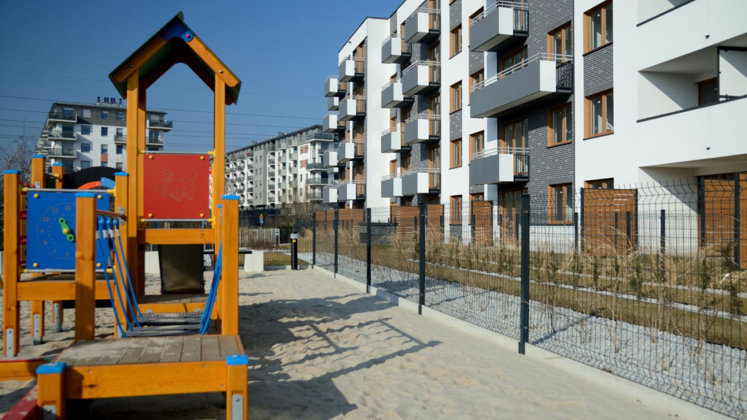Deweloper wybudował mikroskopijny plac zabaw dla dzieci