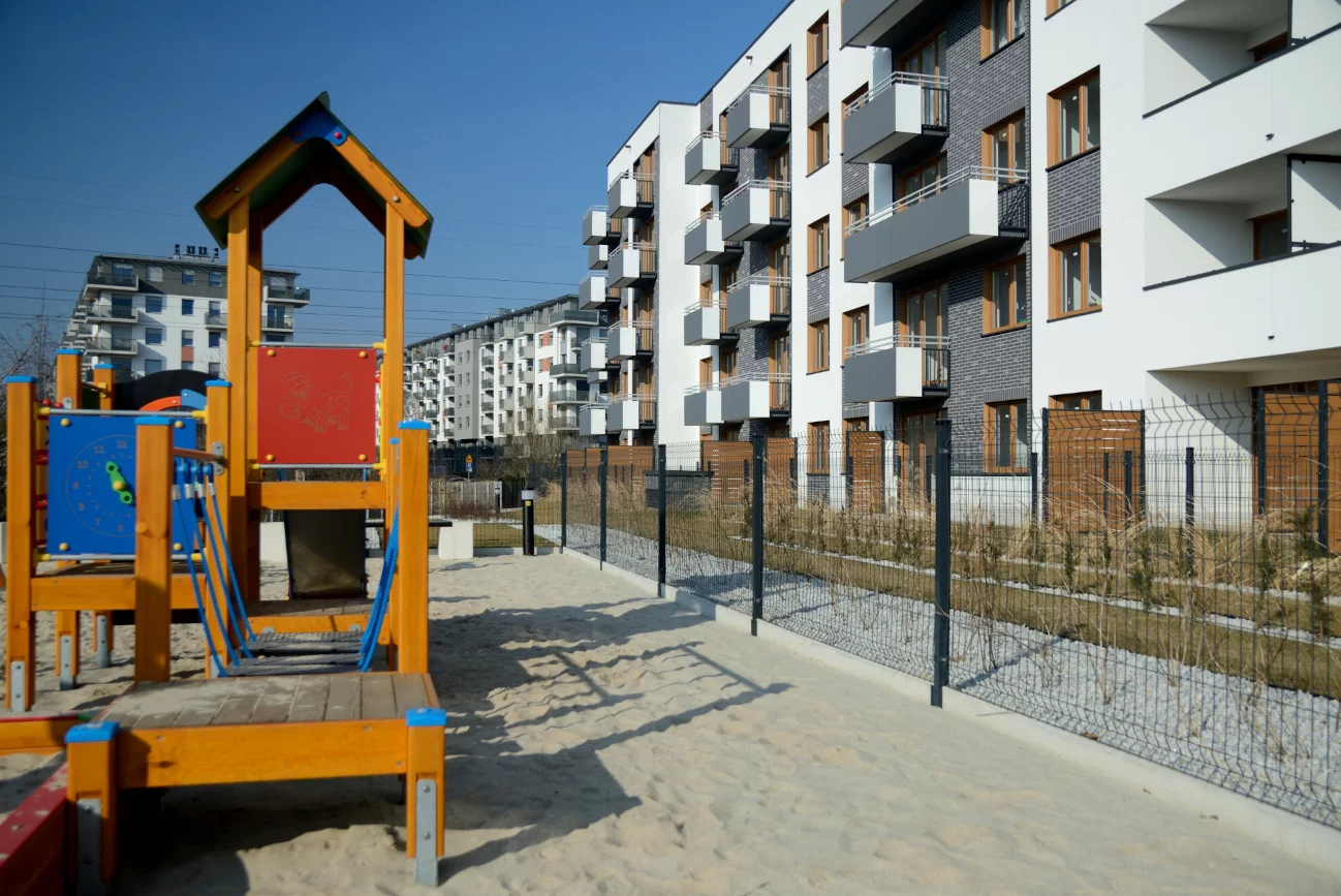 Deweloper wybudował mikroskopijny plac zabaw dla dzieci