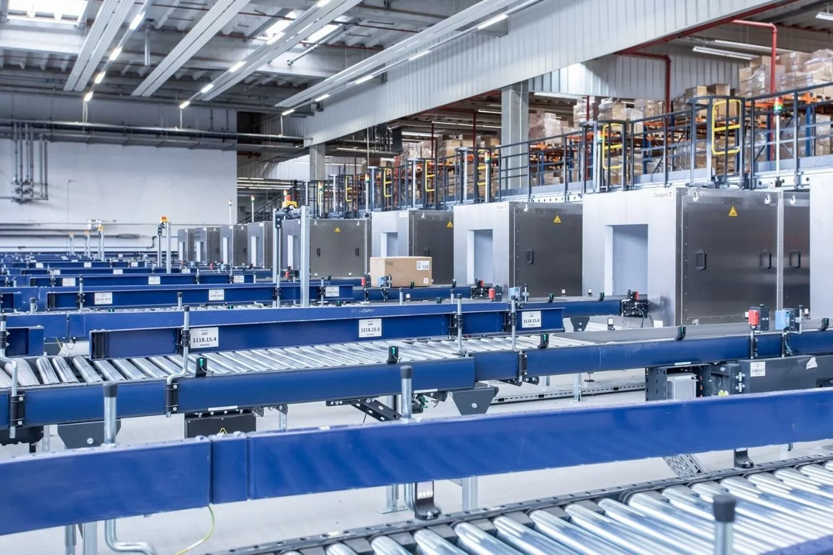 Wprowadzenie technologii RFID nie tylko usprawni zarządzanie towarem w sklepach i magazynach, ale pomoże również w logistyce.