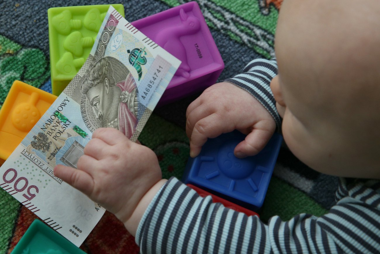 Dziecko trzymające banknot 500 zł
