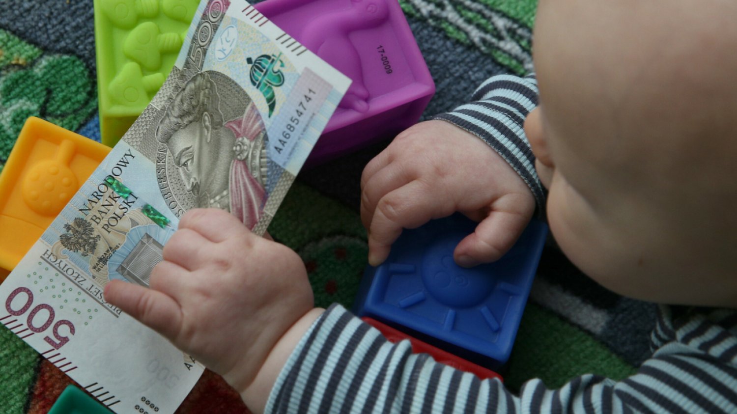 Dziecko trzymające banknot 500 zł
