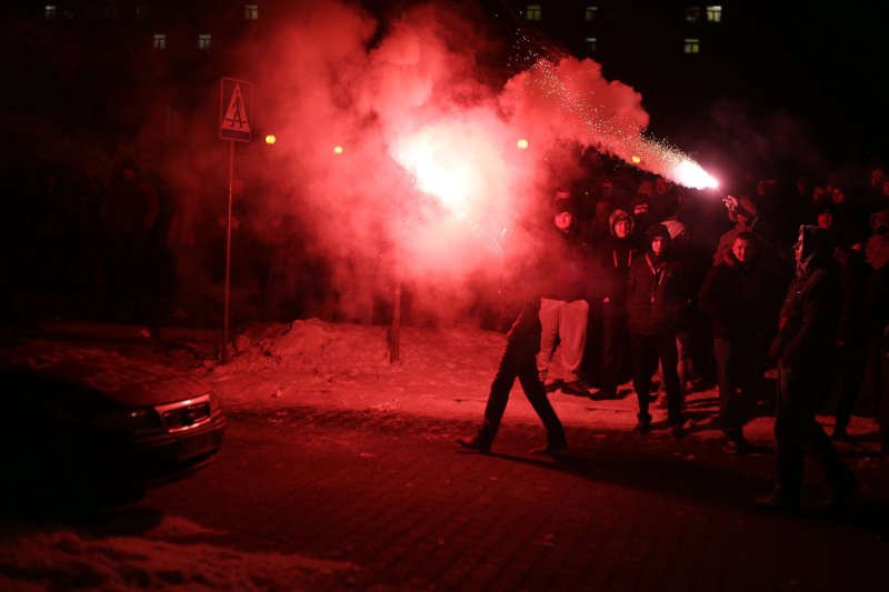 Zadyma górników przed budynkiem Jastrzębskiej Spółki Węglowej, w którym odbywały się negocjacje zarządu ze stroną związkową.