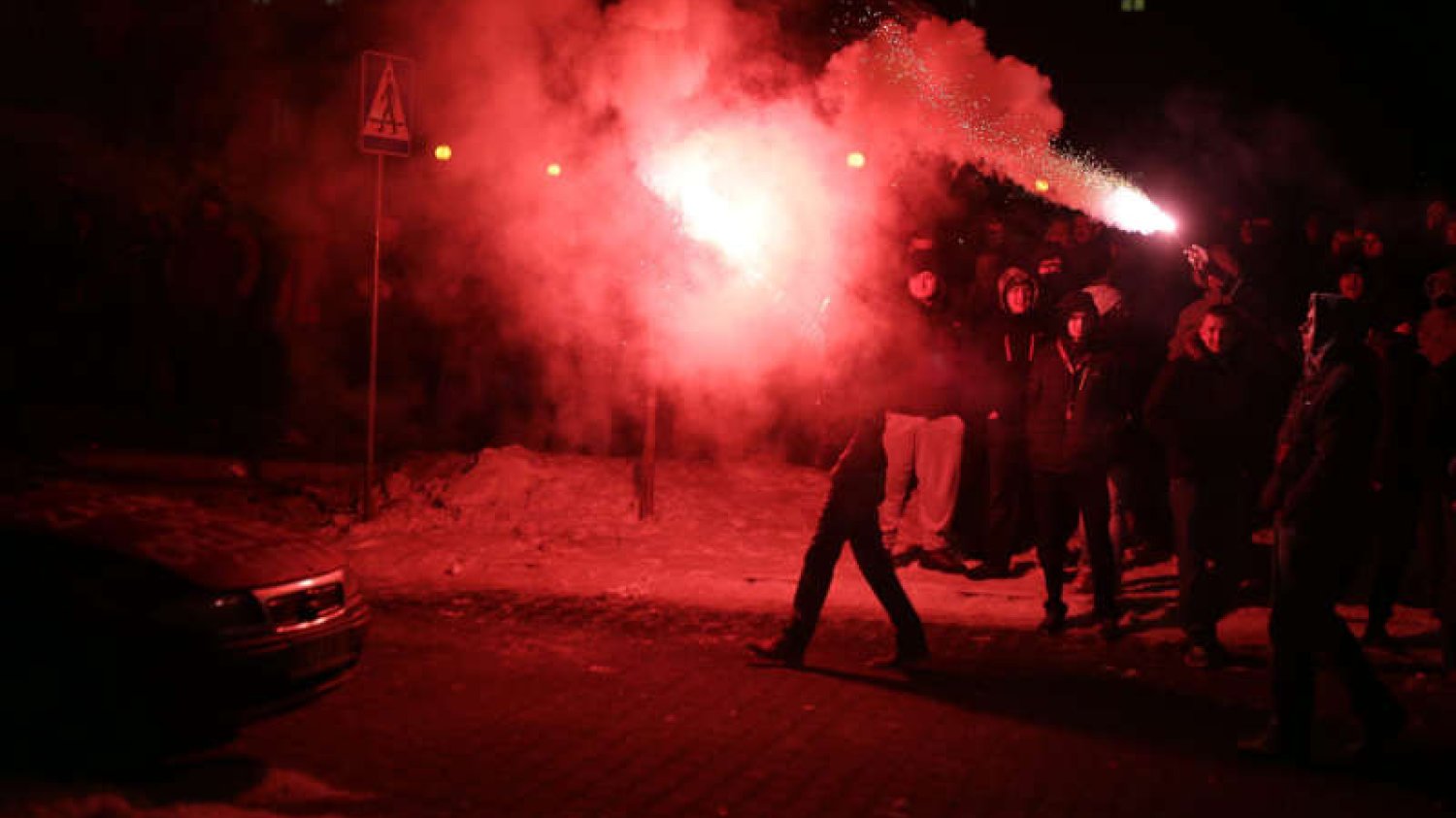 Zadyma górników przed budynkiem Jastrzębskiej Spółki Węglowej, w którym odbywały się negocjacje zarządu ze stroną związkową.