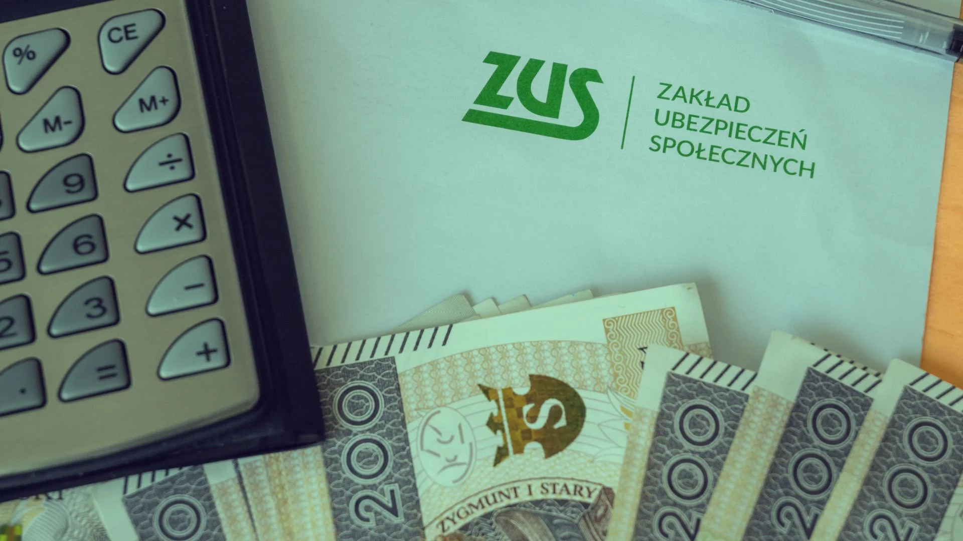 ZUS przypomina. Masz ostatnie dni na wakacje składkowe w tym roku Pieniądze, kalkulator i koperta z ZUS. Przypominamy o wakacjach składkowych.