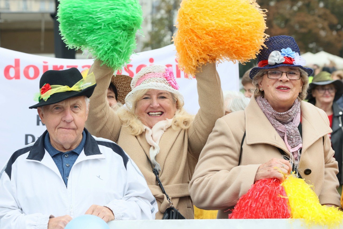 Najlepszy czas na przejście na emeryturę. Przez dwa wskaźniki świadczenia są o kilkaset złotych wyższe (na zdjęciu uczestnicy parady z okazji Warszawskich Dni Seniora 2022)