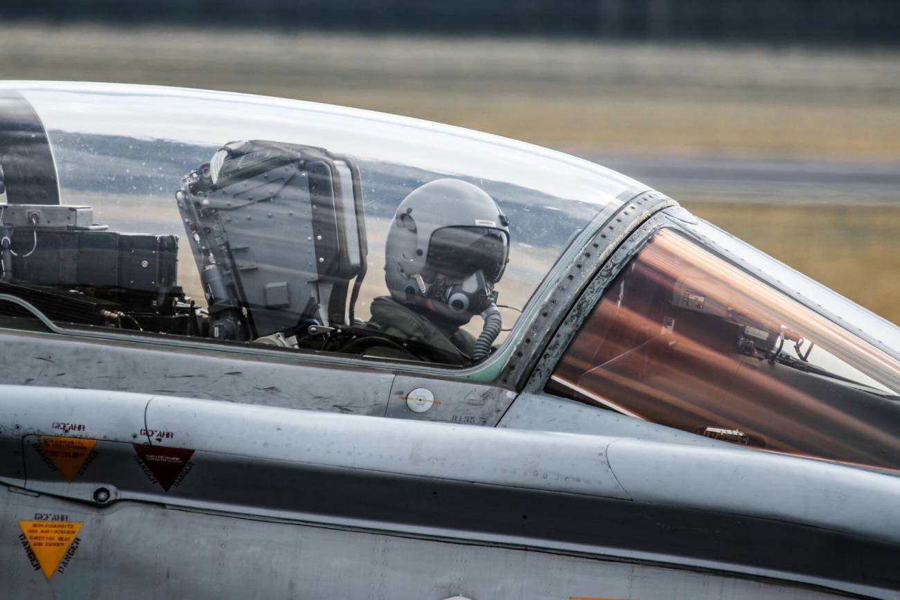 Pilot w kokpicie myśliwca