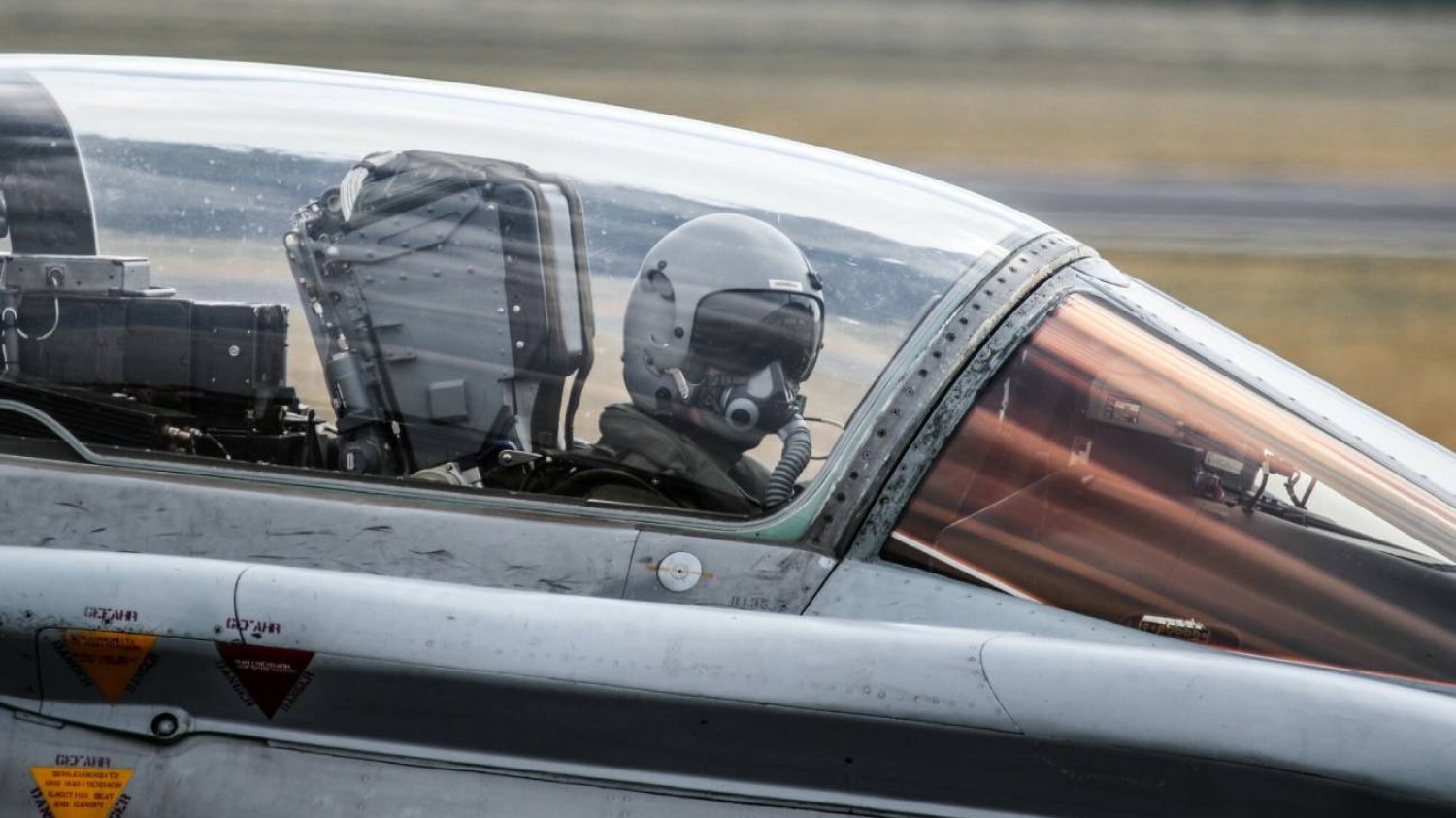 Pilot w kokpicie myśliwca