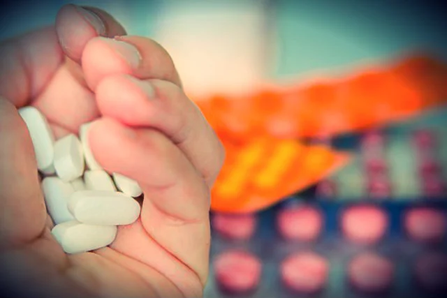 Naukowcy odkryli, że paracetamol może zmniejszyć reakcje fizyczne i nerwowe związane z bólem złamanego serca