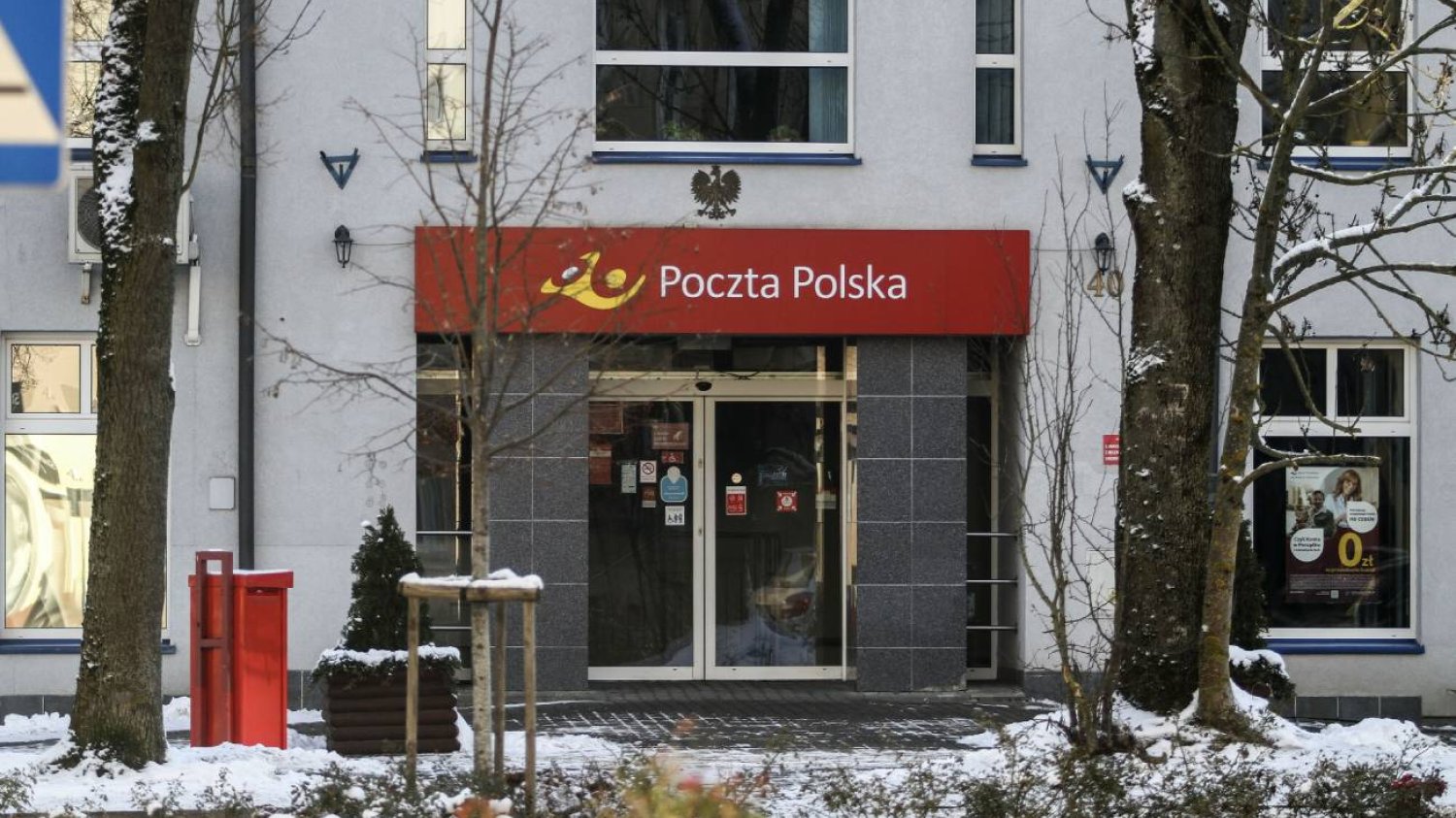 Budynek Poczty Polskiej zimą.