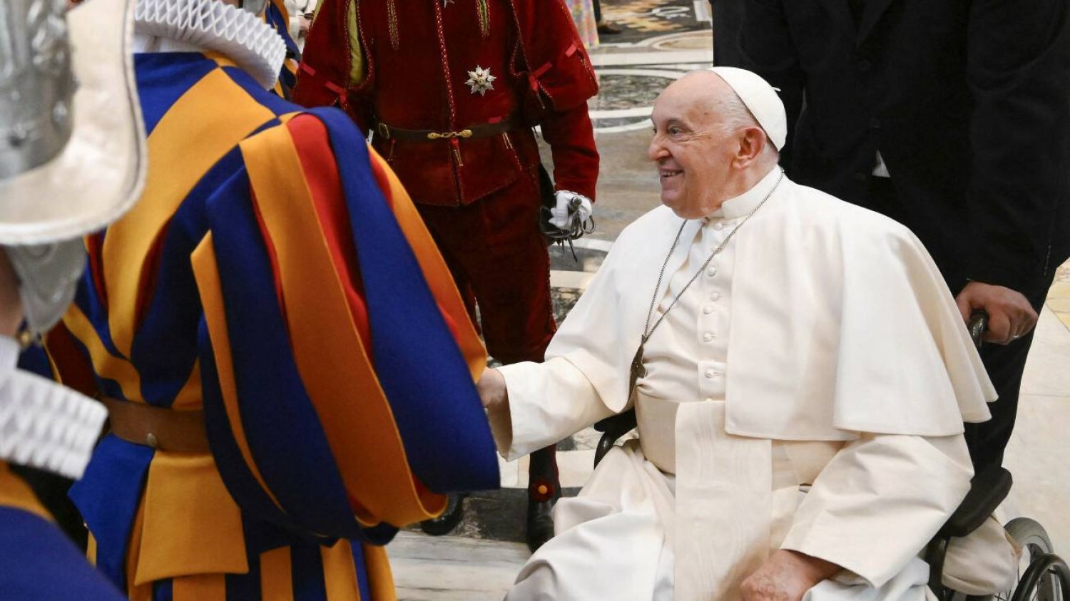Papież Franciszek na spotkaniu z Gwardią Szwajcarską.