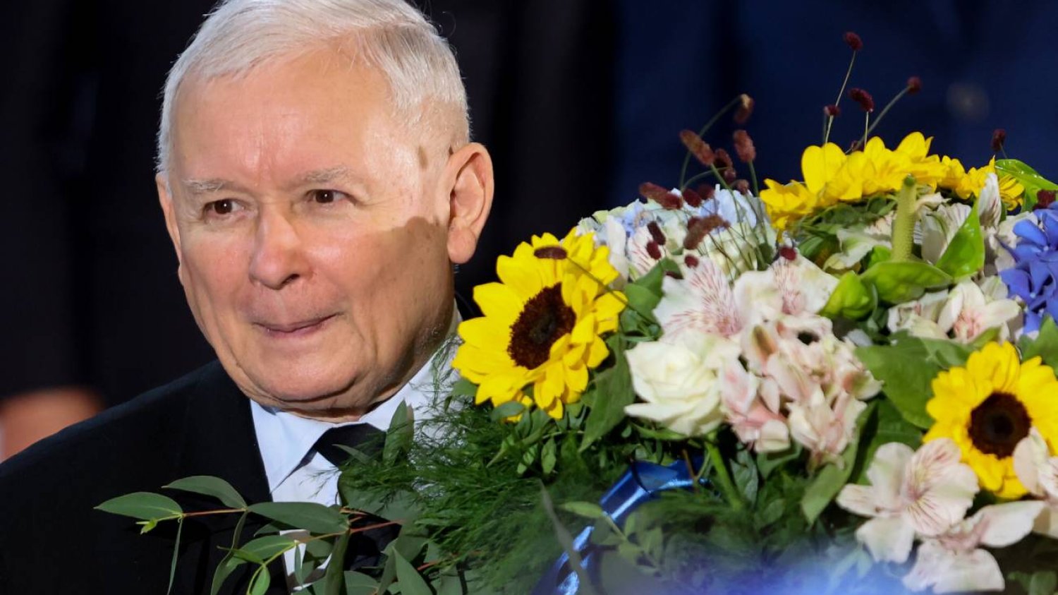 Jarosław Kaczyński z bukietem kwiatów