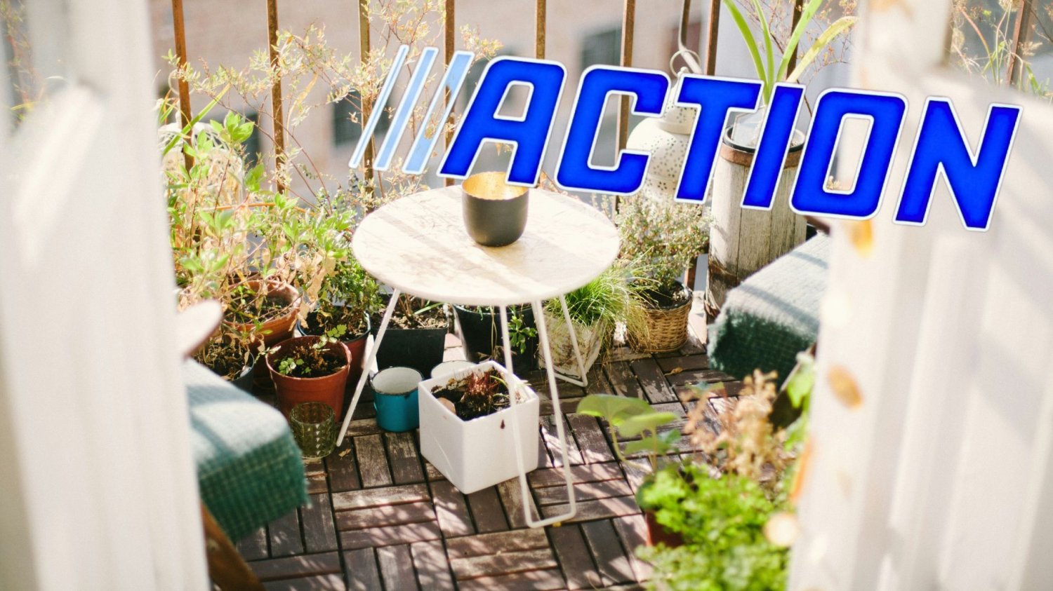 Balkon, logo sklepu Action.