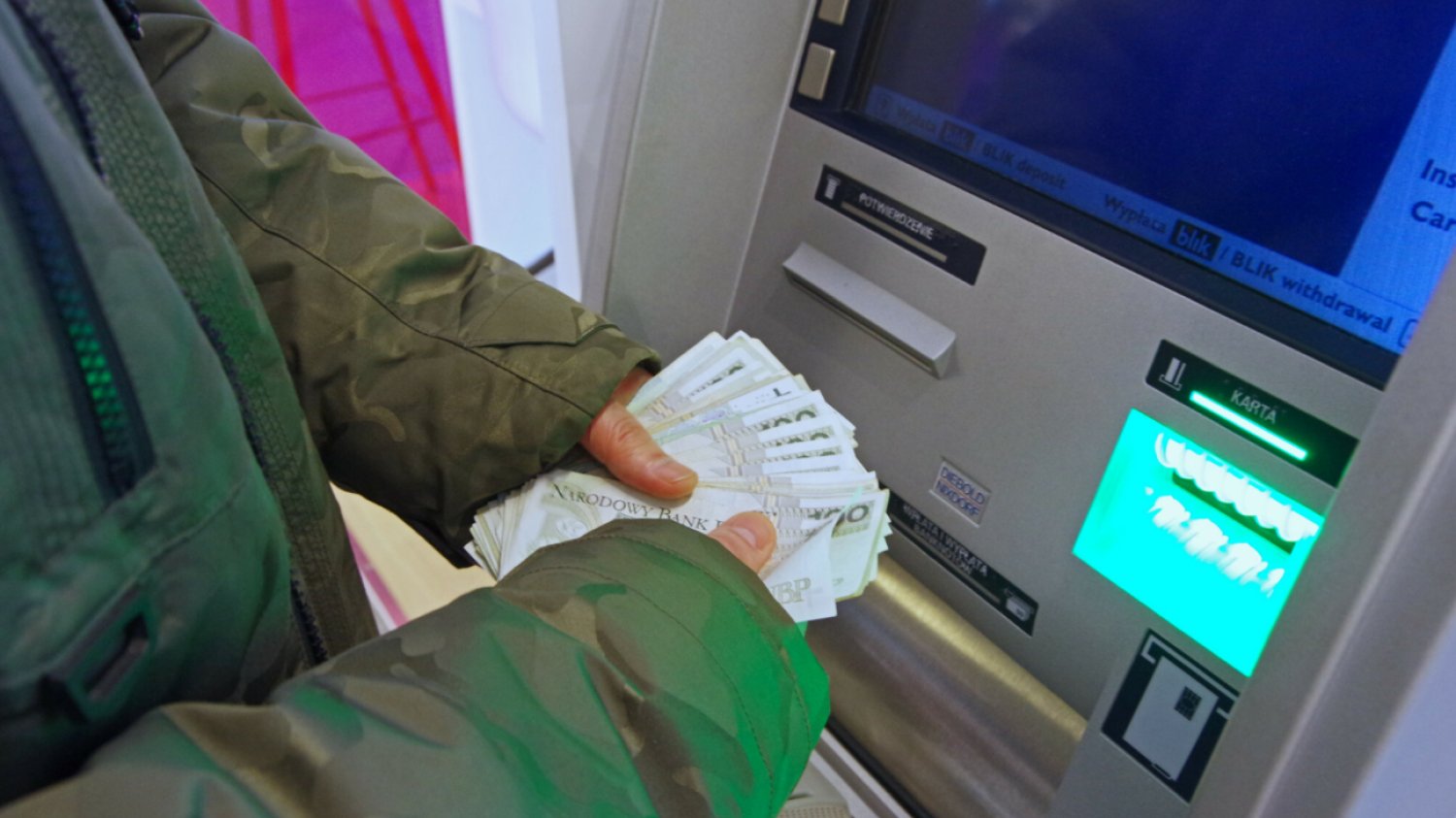 Wypłata gotówki z bankomatu