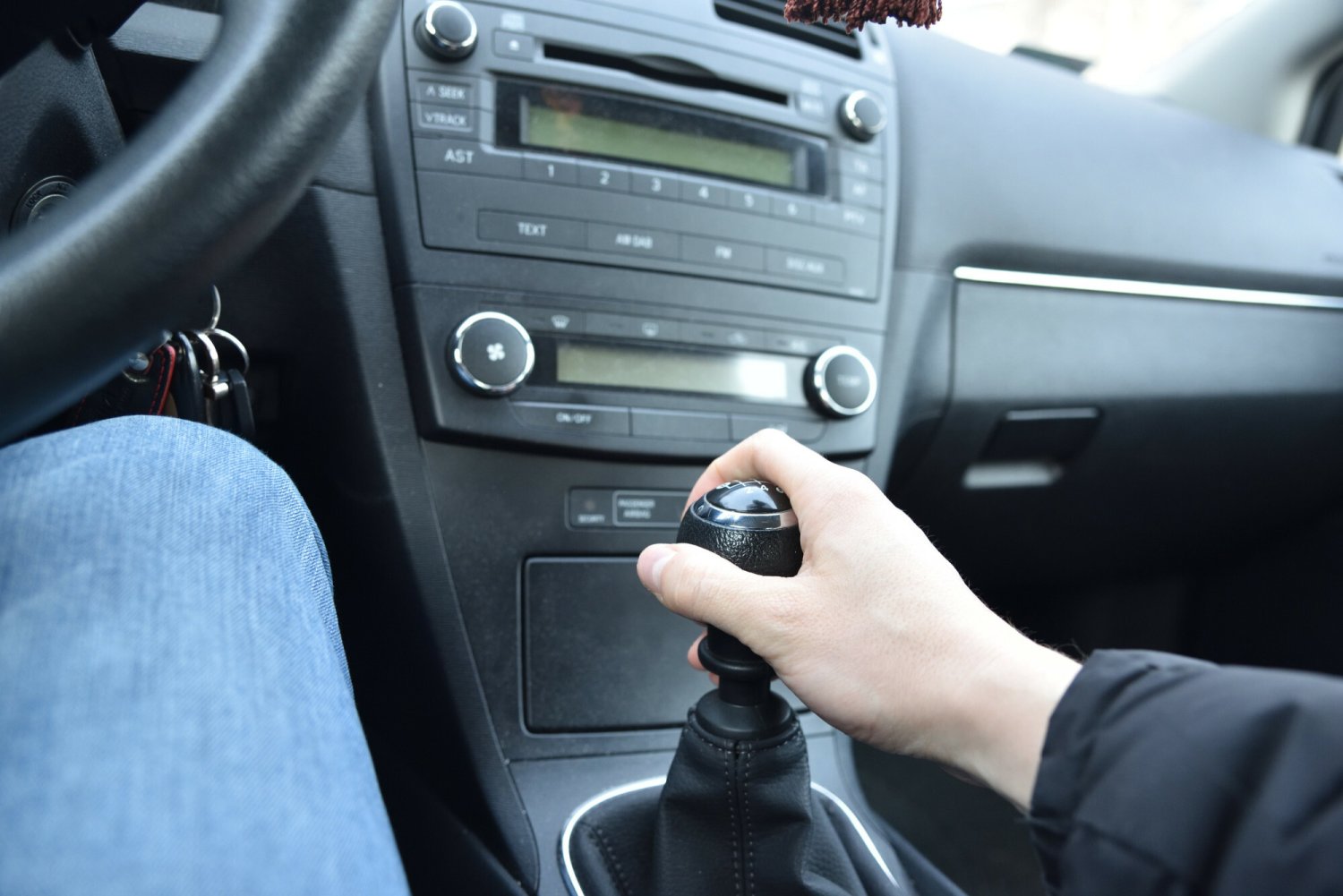 Zakup samochodu – spada zainteresowanie "manualami"