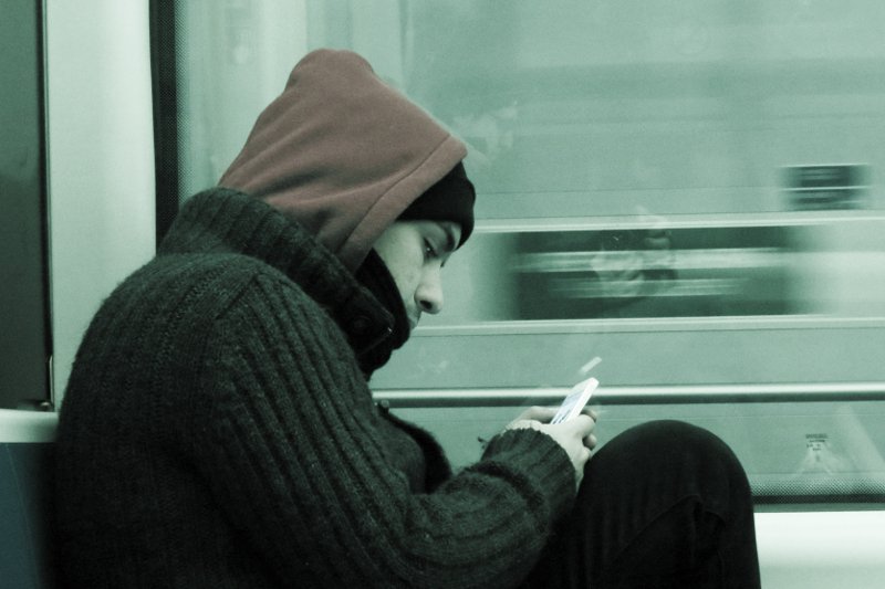 Ciągle zerkasz na ekran swojego smartfona? Możesz być niestabilny emocjonalnie – ostrzegają naukowcy.