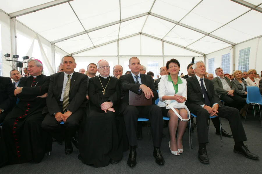 Kornel Morawiecki (pierwszy z prawej) w towarzystwie m.in. prezydenta Wrocławia, Rafała Dutkiewicza (trzeci z prawej).