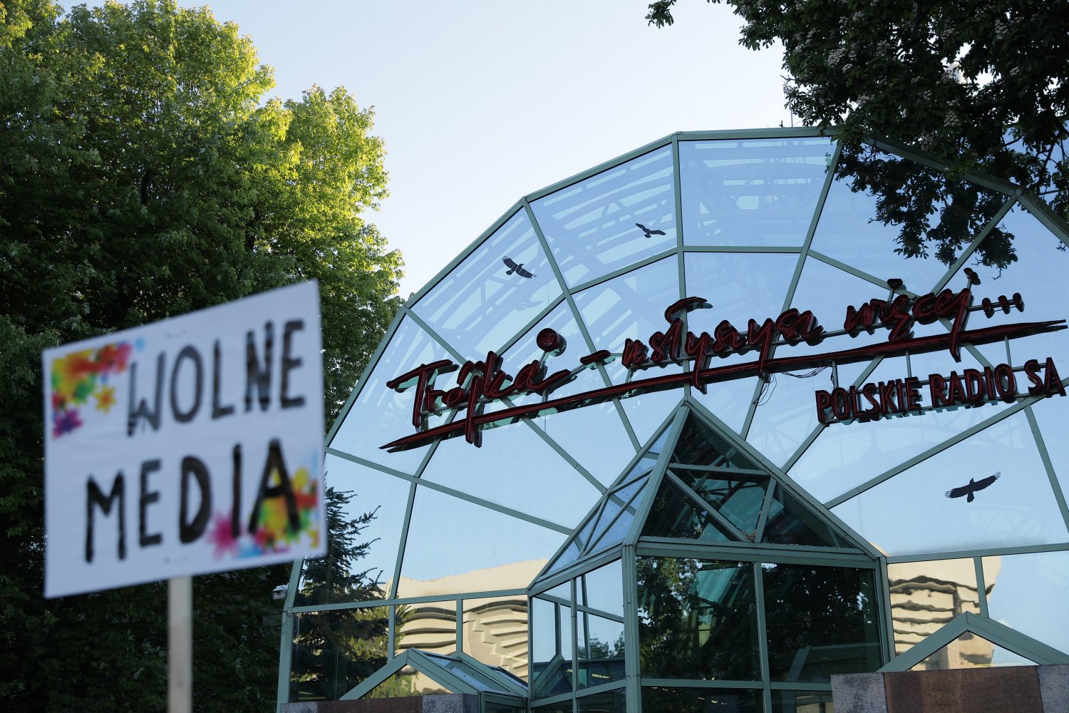 Reklama, jaką Polskie Radio zrobiło piosence Kazika, warta jest miliony.