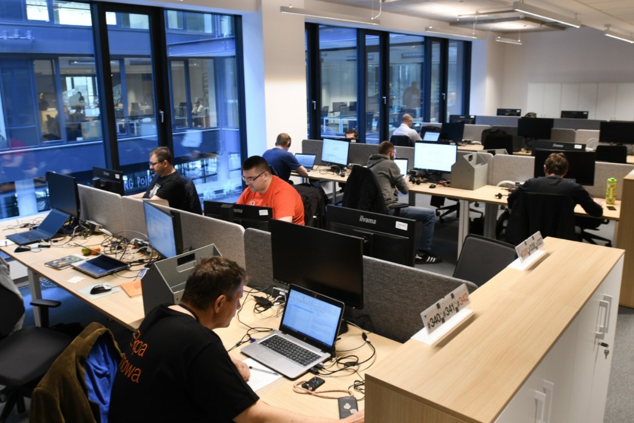 Pracownicy w open space.