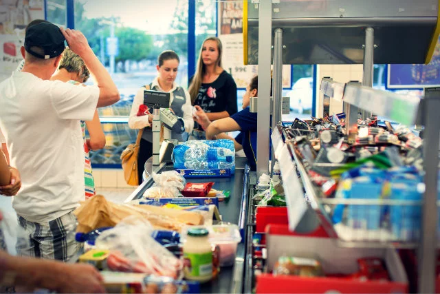 Rywalizacja między dwoma największymi dyskontami w Polsce trwa w najlepsze