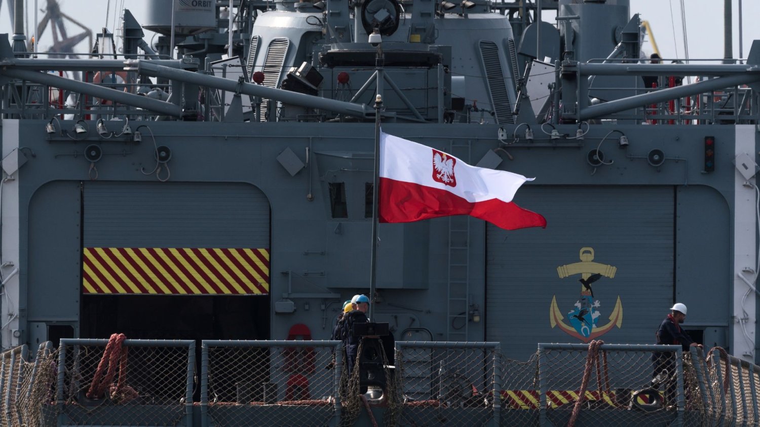 Polska bandera na Okręcie Marynarki Wojennej RP.