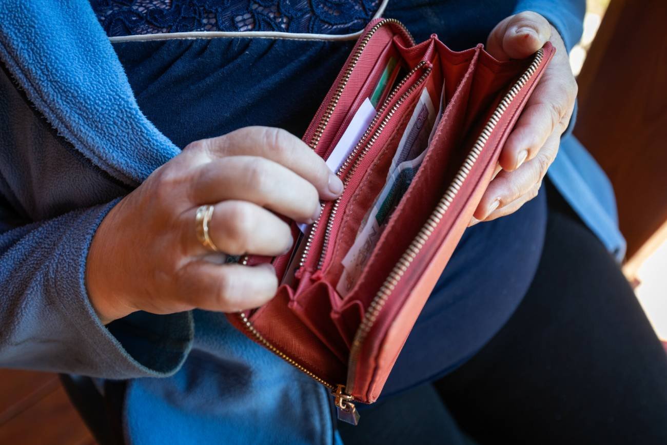 Emeryt zagląda do portfela