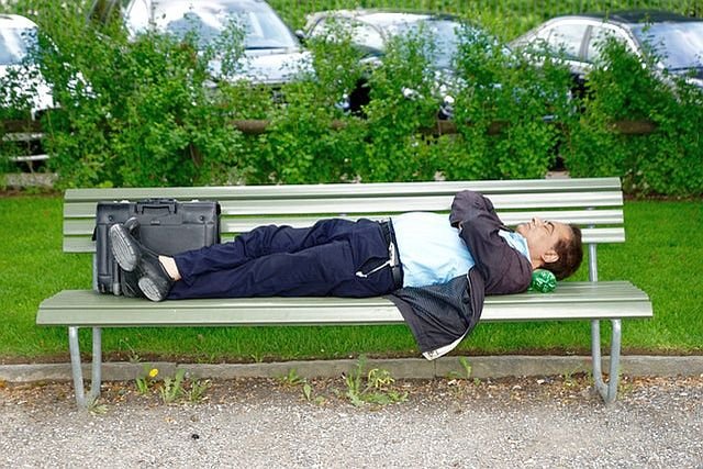 Drzemka w ciągu dnia, późne chodzenie spać to sposoby na spokojny sen w upały