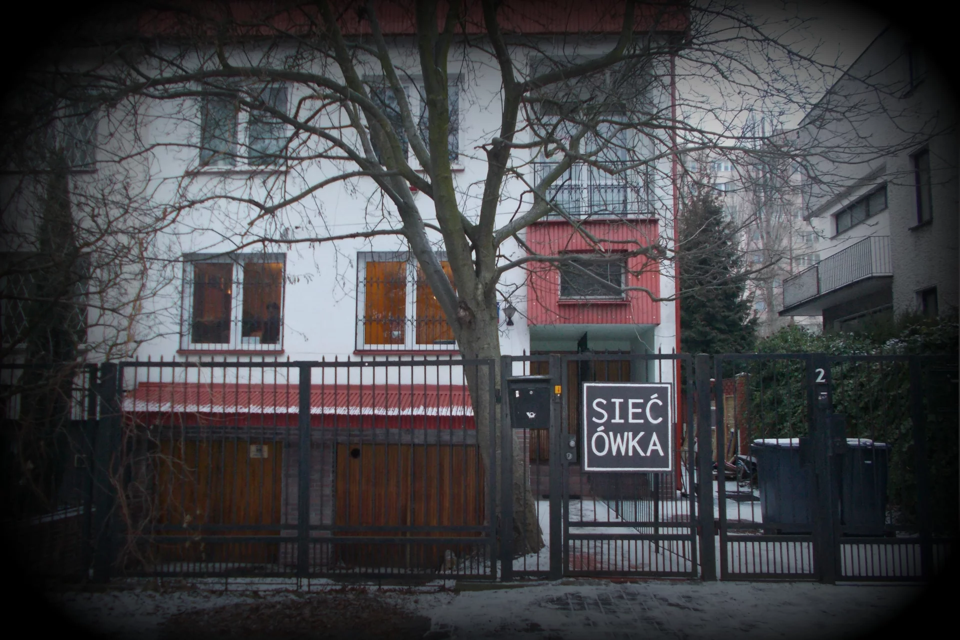 Na Mokotowie przy ulicy Irysowej 3A w niepozornym domu znajduje się przestrzeń coworkingowa - Sieciówka.