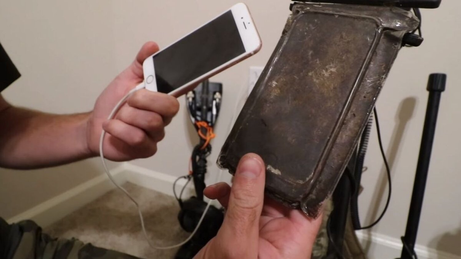 Wyłowionego iPhone'a przed zatopieniem uratował wyjątkowo wytrzymały wodoodporny pokrowiec.