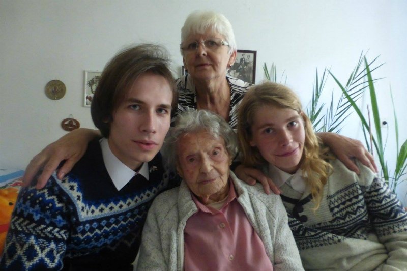 Wacław Jan Kroczek (pierwszy z lewej) jest korespondentem, który z ramienia amerykańskiej organizacji GRG zajmuje się odszukiwaniem najstarszych Polaków i uwierzytelnianiem ich wieku