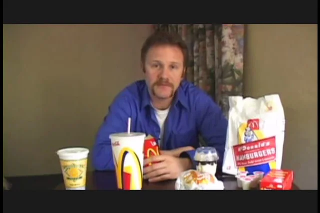 W dokumencie "Super size me" jego twórca Morgan Spurlock przeprowadza eksperyment, żywiąc się przez dłuższy czas wyłącznie jedzeniem fastfoodowym. Na fatalne skutki długo czekać nie musiał.
