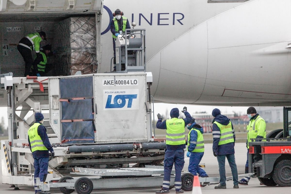 Wiele linii lotniczych przerzuciło się w pełni na transport towarów.