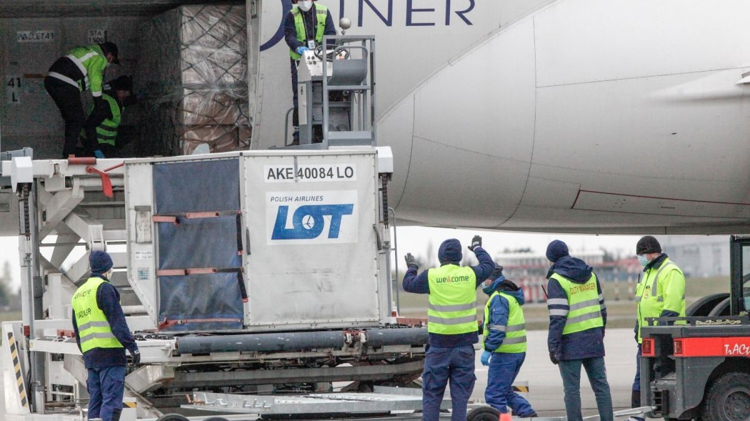 Wiele linii lotniczych przerzuciło się w pełni na transport towarów.