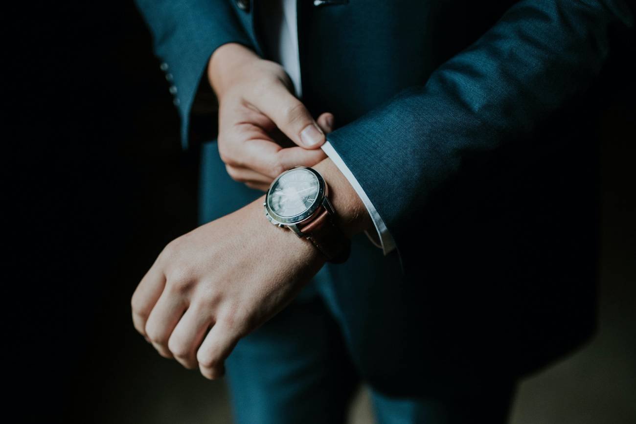 elegancki mężczyzna z zegarkiem