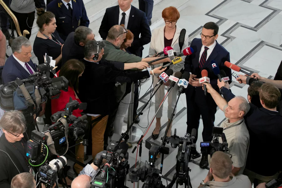 Minister pracy Elżbieta Rafalska i premier Mateusz Morawiecki podczas spotkania z rodzinami osób niepełnosprawnych w Sejmie.