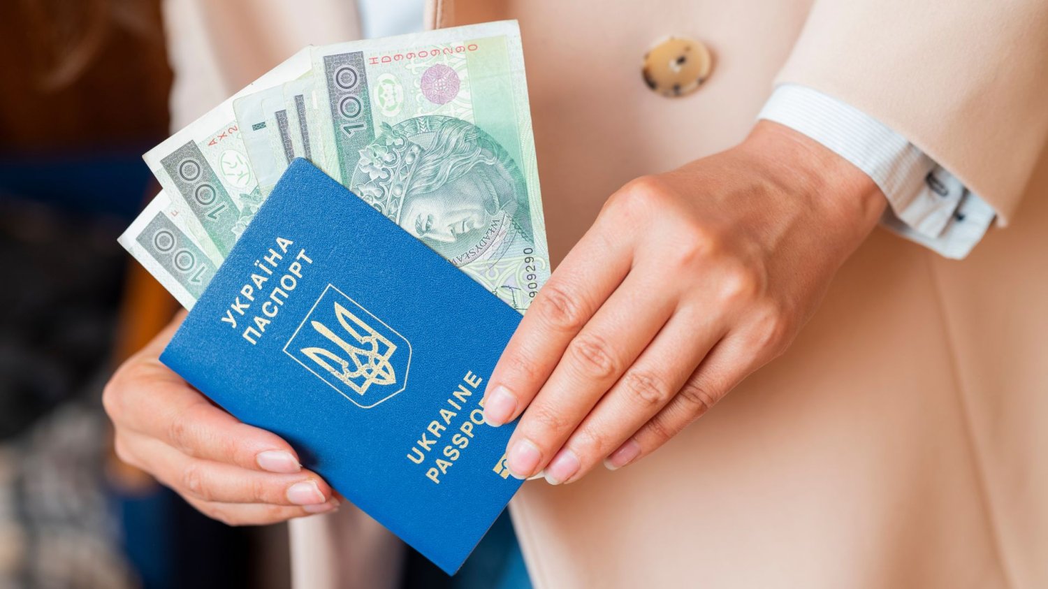 Ekonomiści głowią się, jak zatrzymać Ukraińców w Polsce. Bez nich gospodarka zanurkuje polskie banknoty wystające z ukraińskiego paszportu