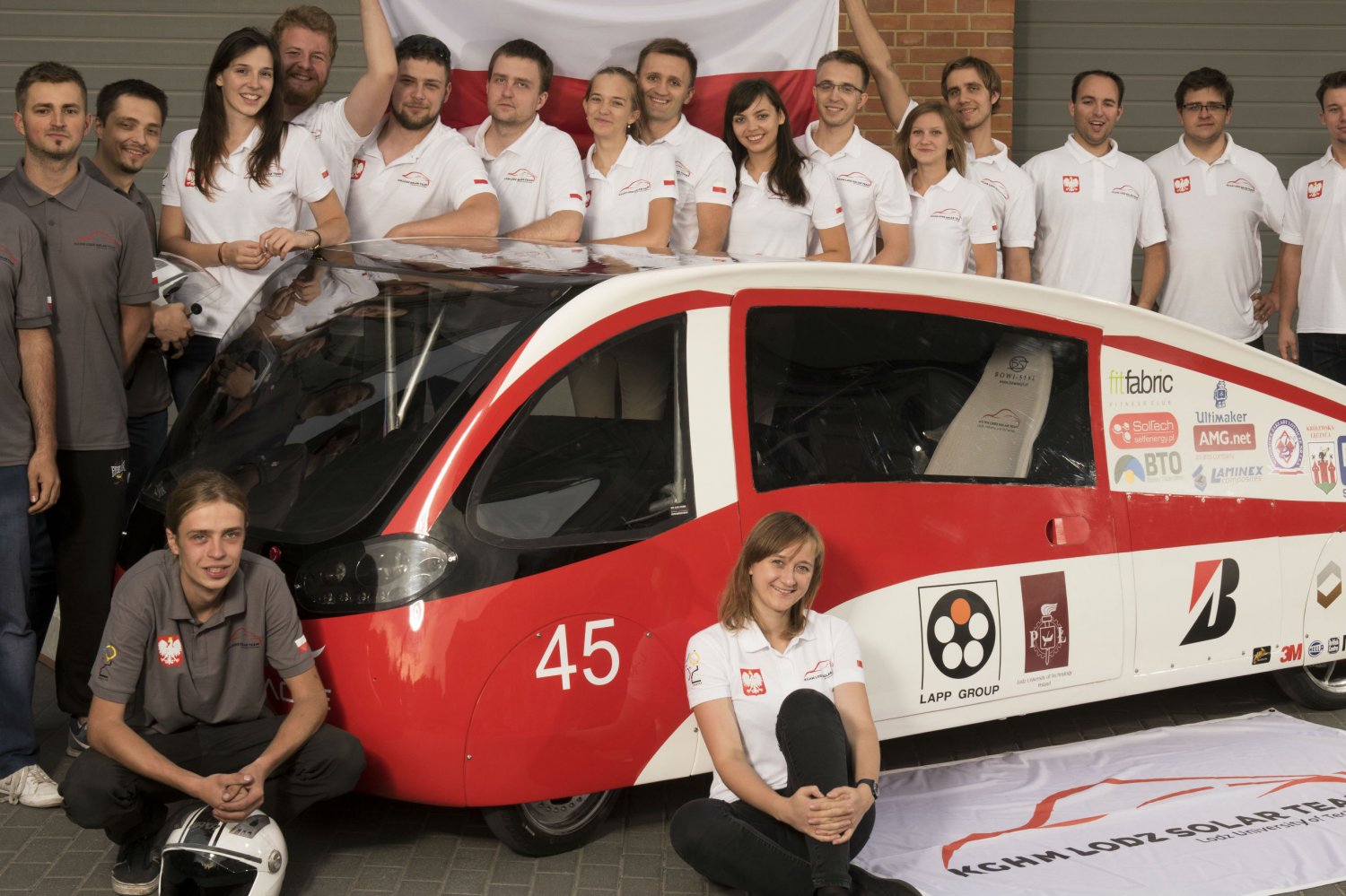 Zaprojektowany przez studentów Politechniki Łódzkiej futurystyczny samochód zadebiutował w australijskim rajdzie.