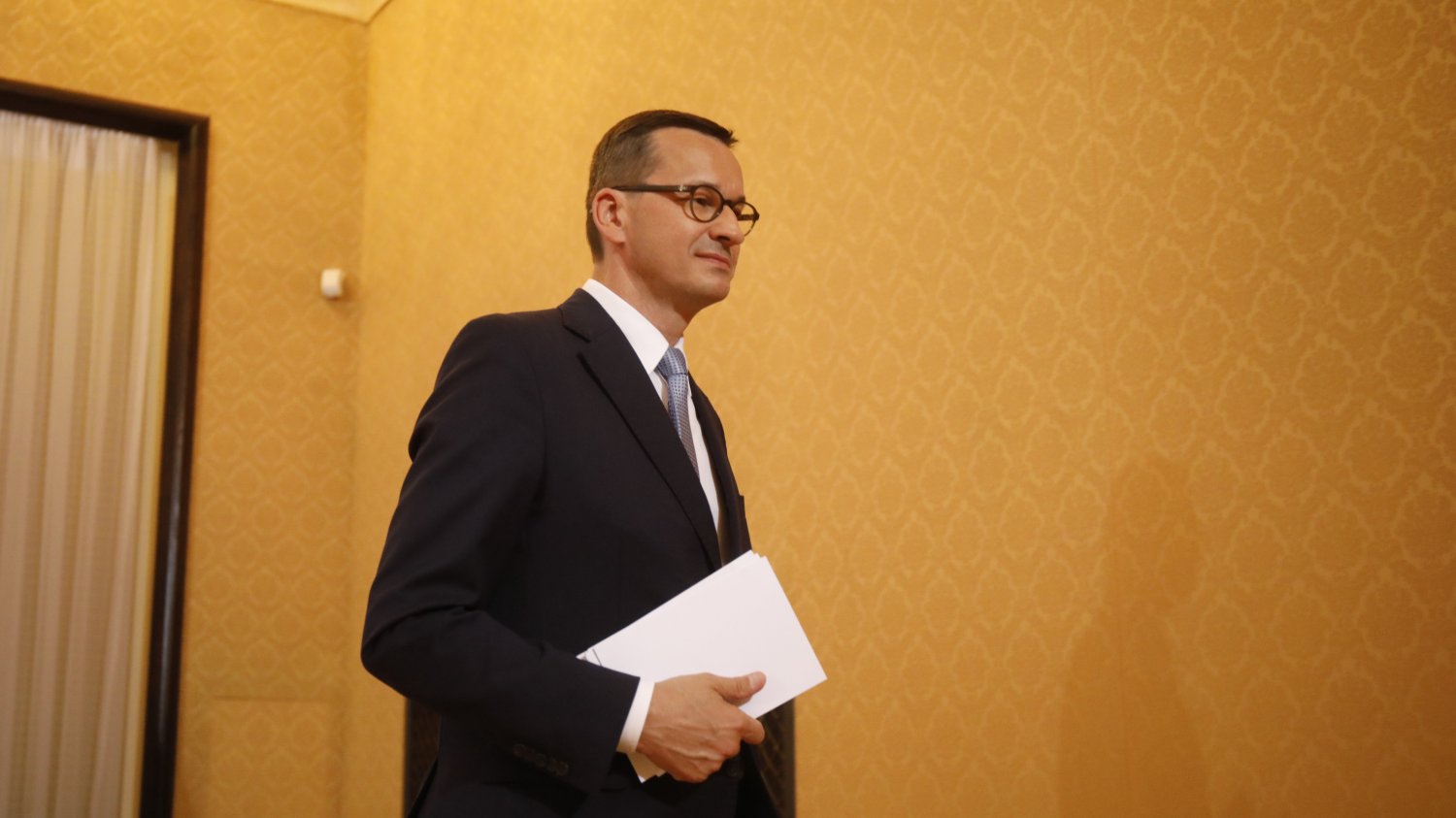Rząd odchudza swoją administrację przez przeniesienie jej części do służby cywilnej.