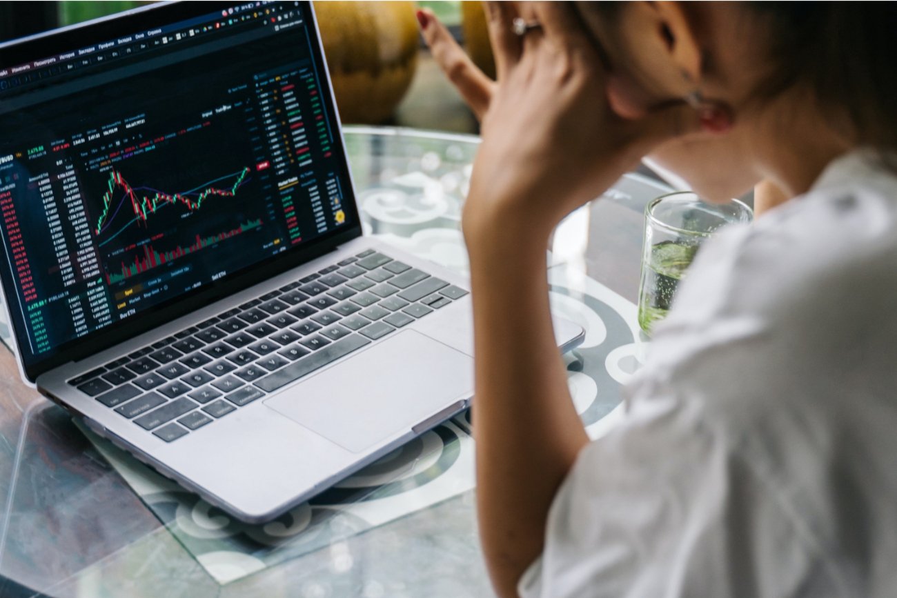 Kobieta przed laptopem.