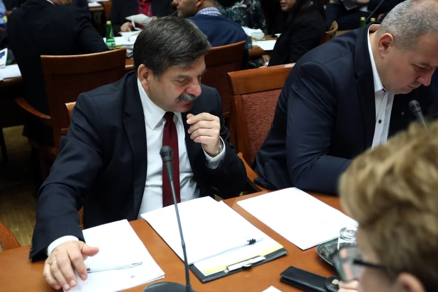 Poseł Janusz Śniadek podczas posiedzenia Sejmowej Komisji Polityki Społecznej i Rodziny. Dla "Solidarności" zakaz handlu to "projekt tożsamościowy".