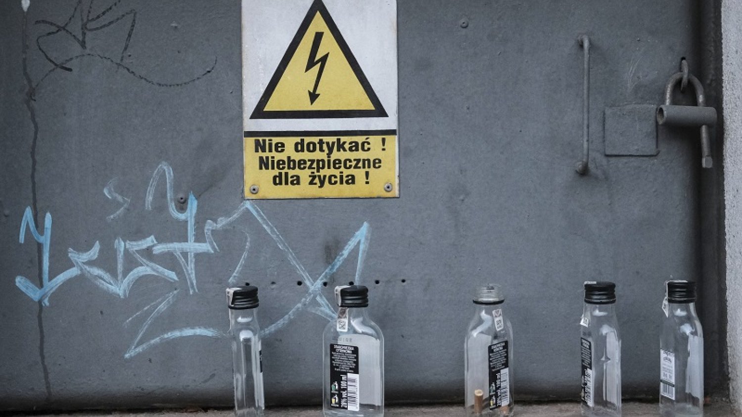 Małpki są w Polsce bardzo popularne. Bo wygodne do picia i łatwe w ukryciu. Zdaniem ekspertów, ich spożywanie to pierwszy krok do alkoholizmu.
